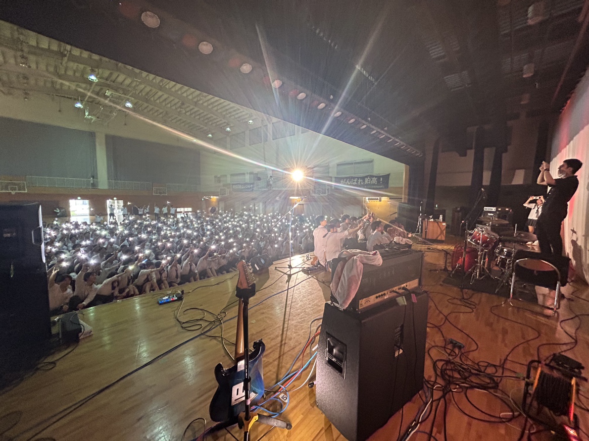 2024年度後夜祭の様子。生徒たちが盛り上がっている風景